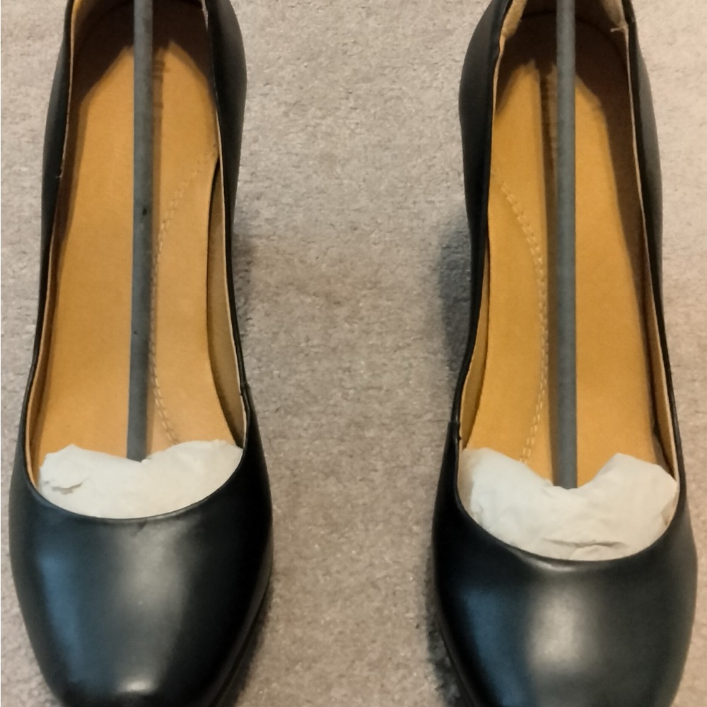Dr. Liza Black Pumps